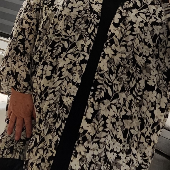 Black, gray and white open Wrap - Picture 7 of 9